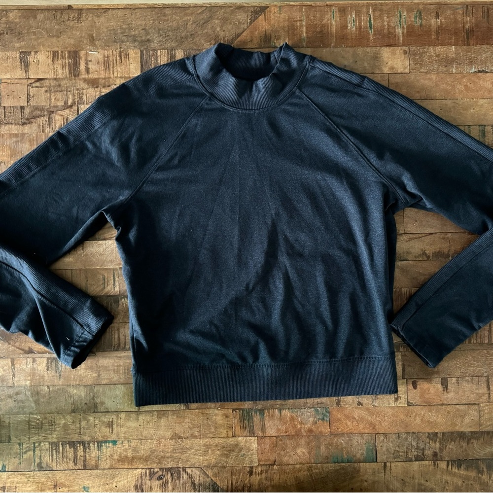 Old Navy active cropped long sleeve. Size medium